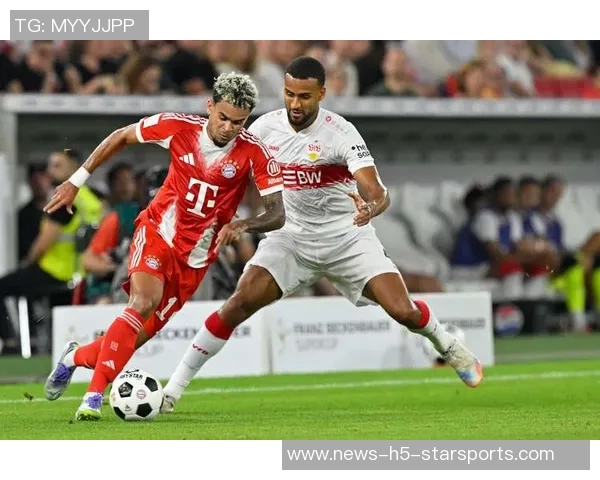 性感女歌手与凯恩同框合影亮相拜仁晚宴引发热议 性感女歌手与凯恩同框合影亮相拜仁晚宴引发热议